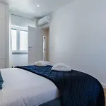 Lovely Two Bedroom Center アパート