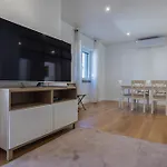 Lovely Two Bedroom Center アパート