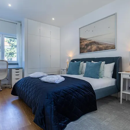 Lovely Two Bedroom Center アパート
