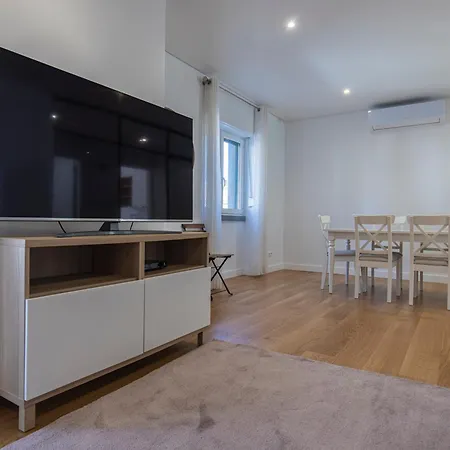 Lovely Two Bedroom Center 아파트