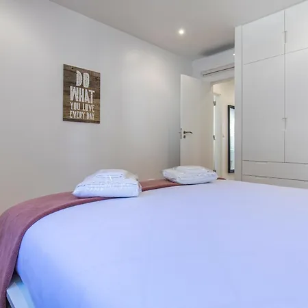아파트 Lovely Two Bedroom Center *