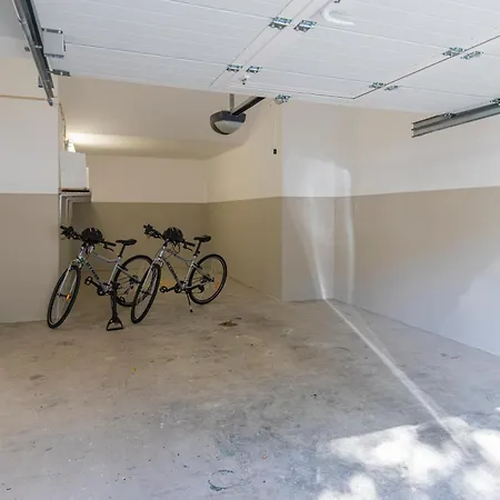 아파트 Lovely Two Bedroom Center *