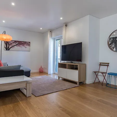 Lovely Two Bedroom Center Apartment *