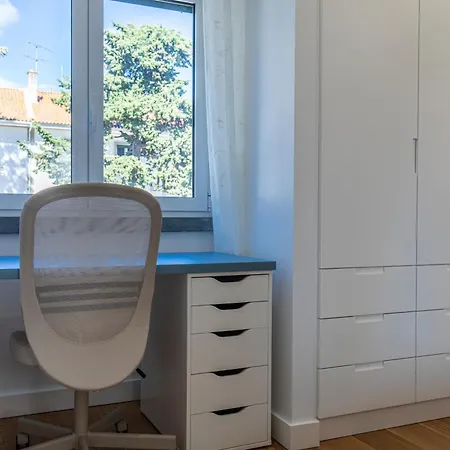 Lovely Two Bedroom Center *