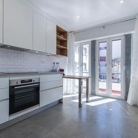 Lovely Two Bedroom Center *