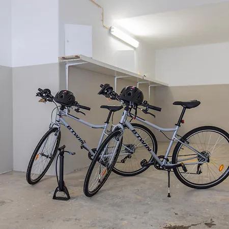 Lovely Two Bedroom Center *