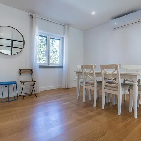 Lovely Two Bedroom Center *