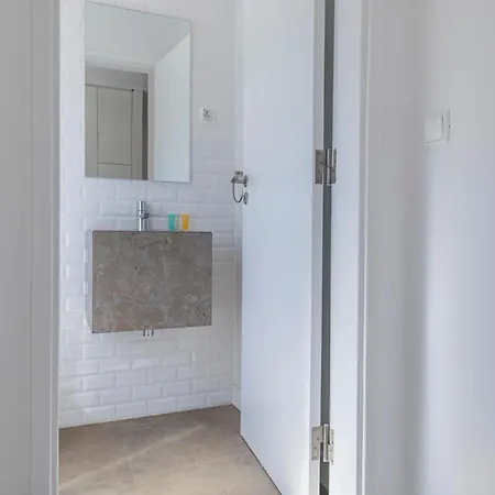 Lovely Two Bedroom Center *