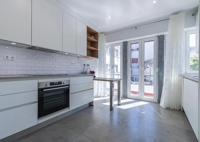 Lovely Two Bedroom Center *