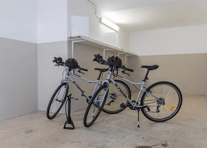 Lovely Two Bedroom Center *