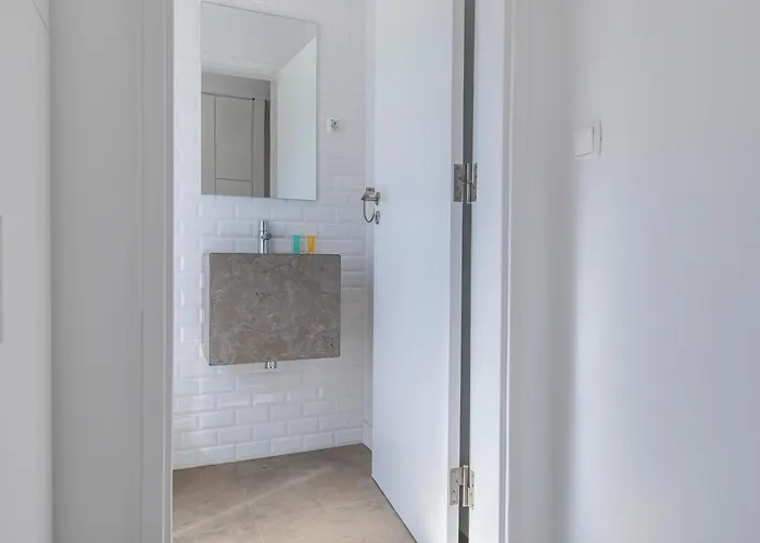 Lovely Two Bedroom Center *